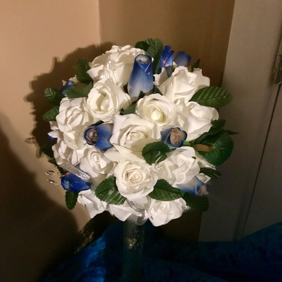 Gorgeous blue an white elegant - Picture 2 of 8